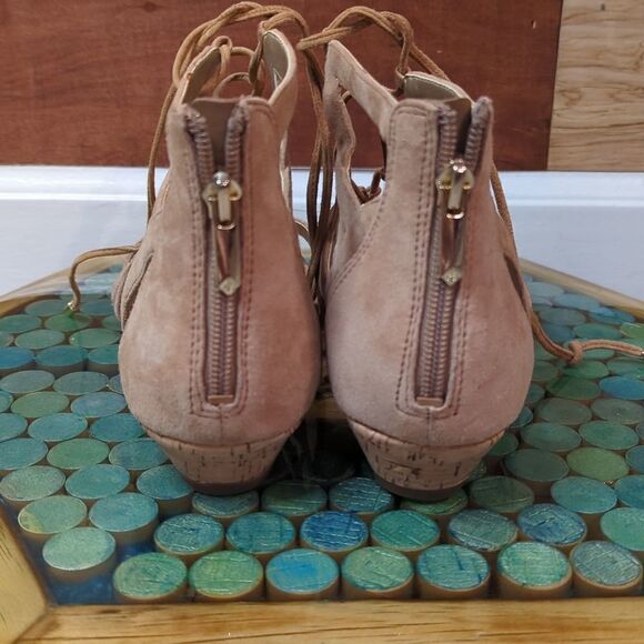 Size 8 and 1/2. Sam Edelman tan lace-up gladiator sandals - Picture 3 of 4